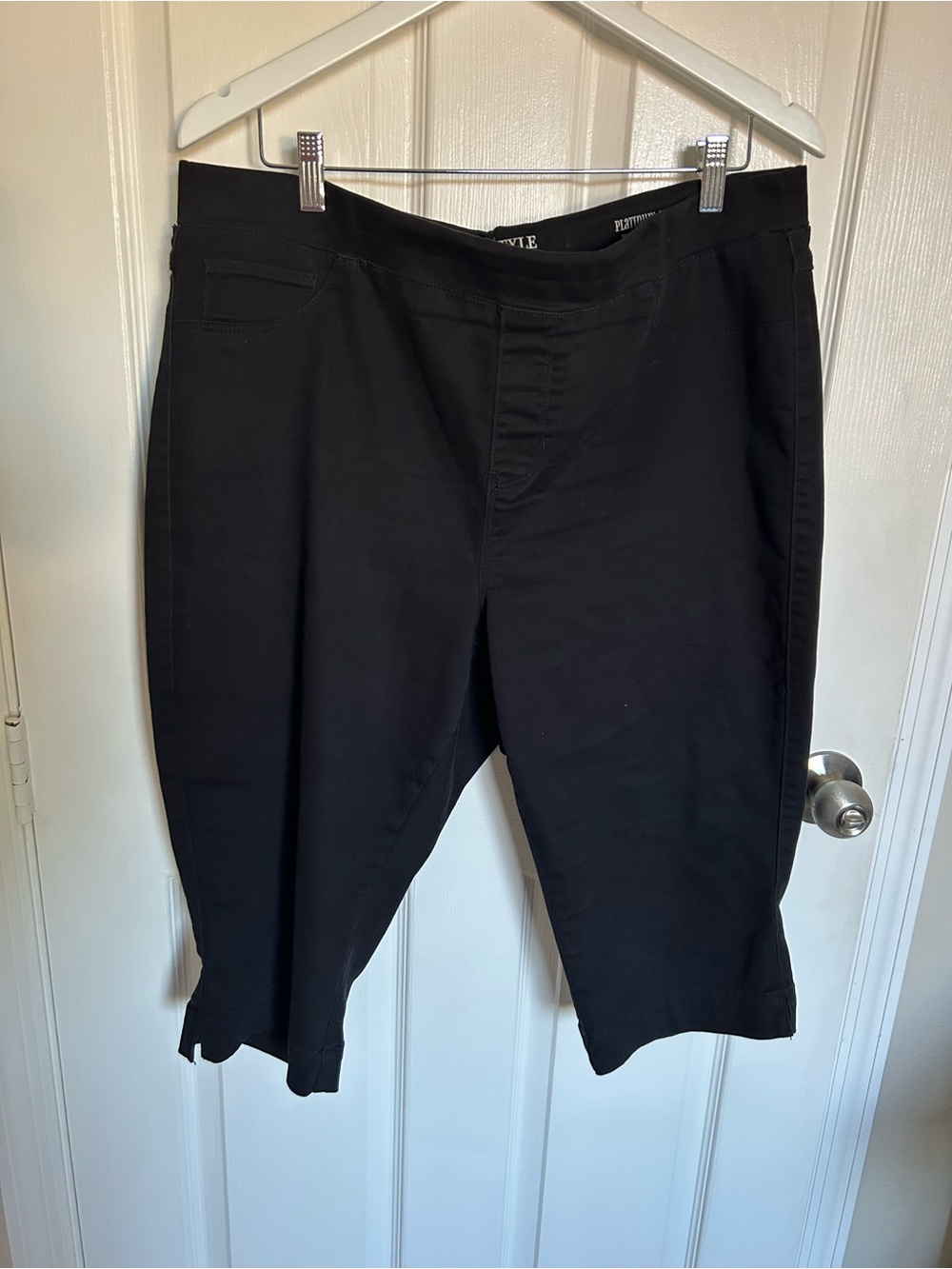 Pull-On Black Capri Pants with Slimming Fit — Stylish Everyday Wear